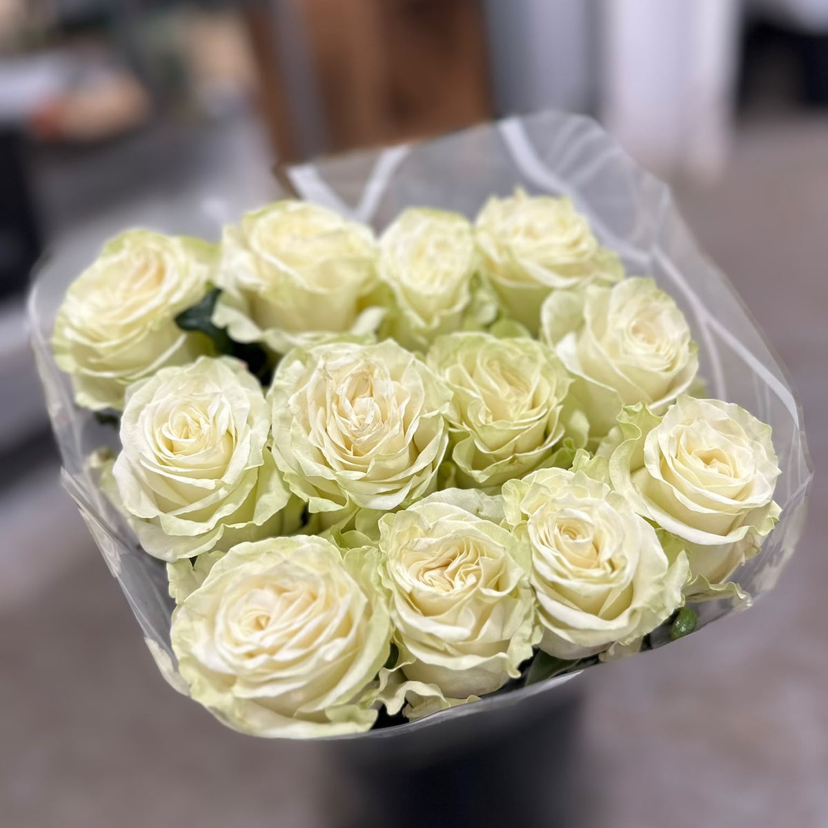 Mondial White Roses Bunch of 12